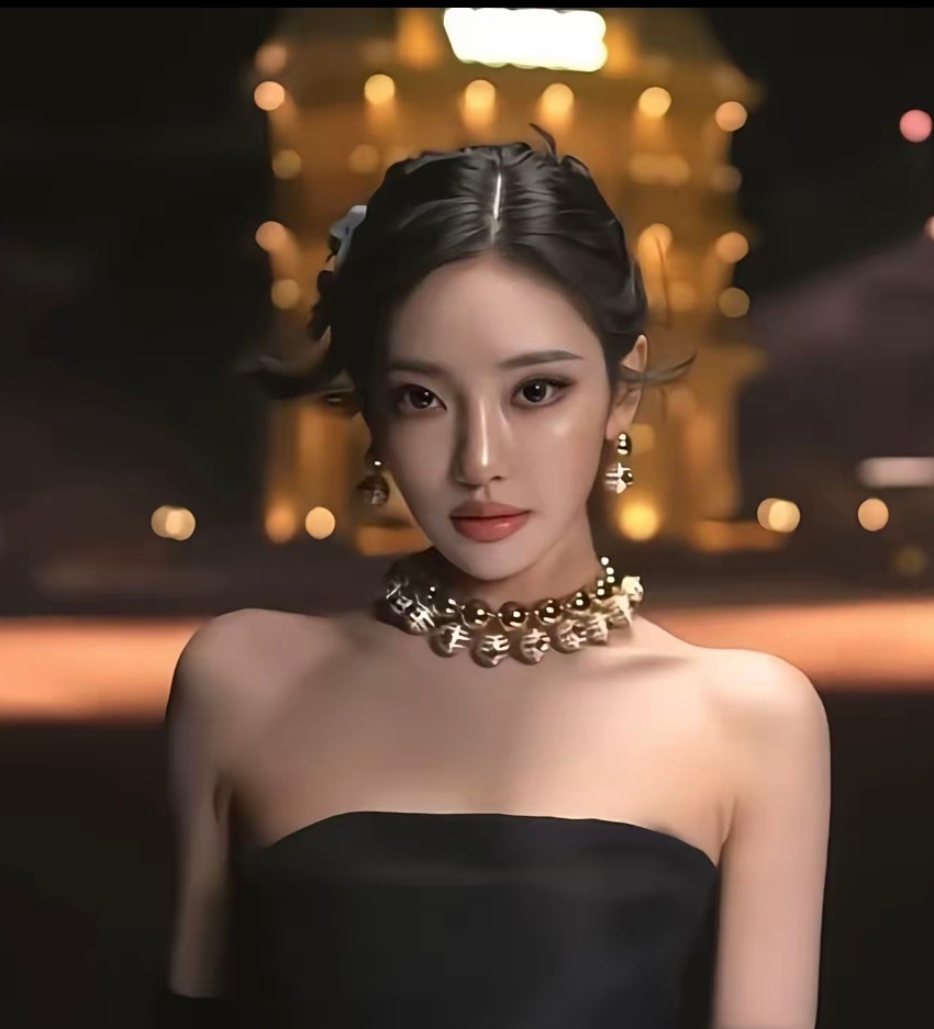 我终于知道为什么有一种熟悉感了，像全脸馒化打满玻尿酸的李小璐（没有说李小璐不美的