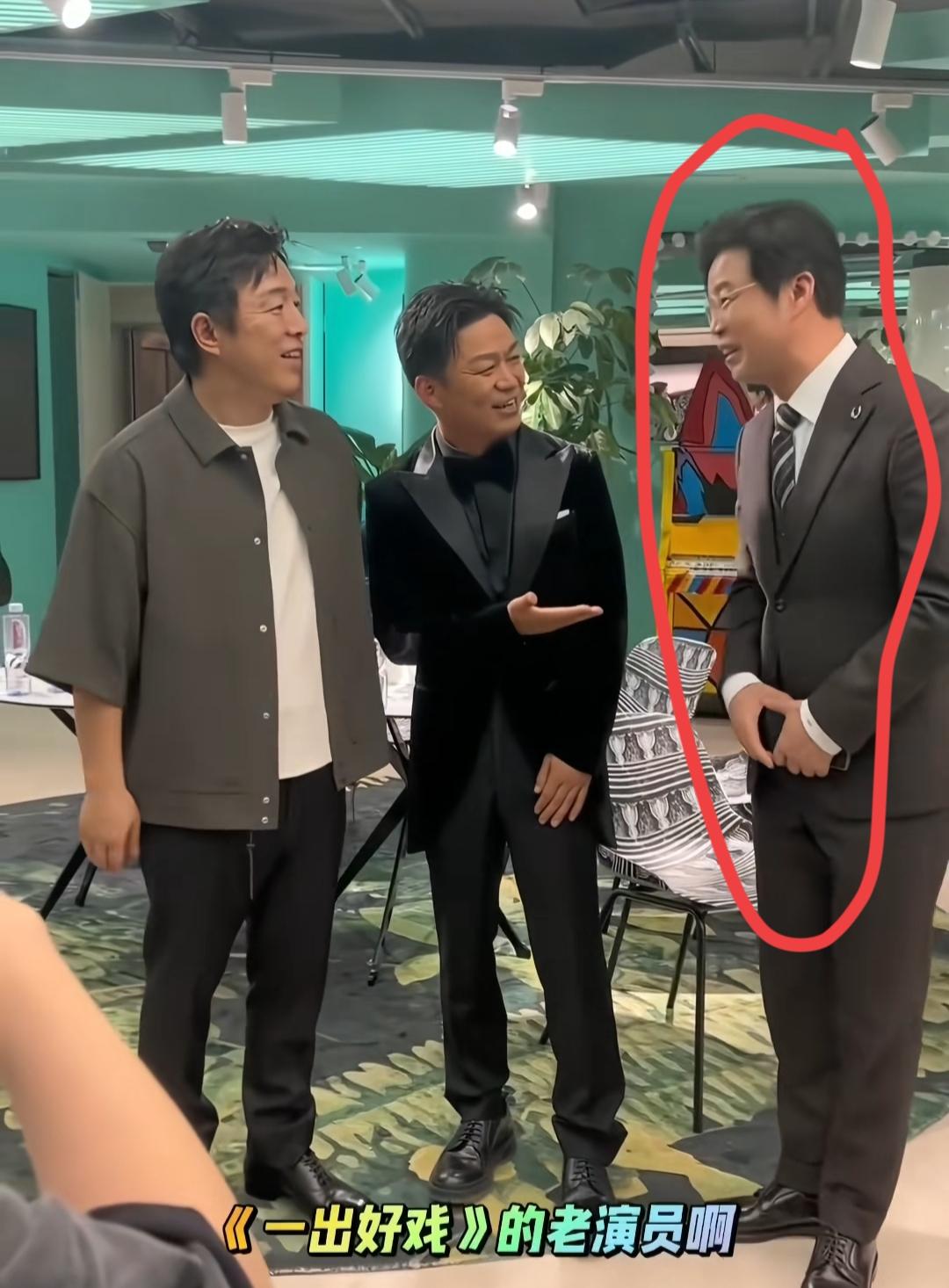 三个人在办公室热烈讨论。右边这位叫啥名来？三位帅哥热度很大。非常有名气，都认识他