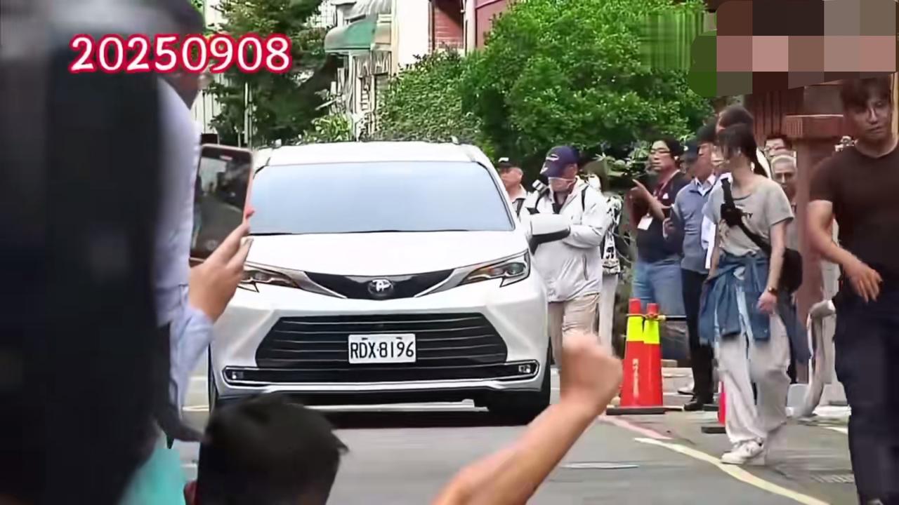 台湾省的民俗专家也来凑热闹。交保后的柯文哲立刻返新竹老家探望母亲，还遵循民俗"左