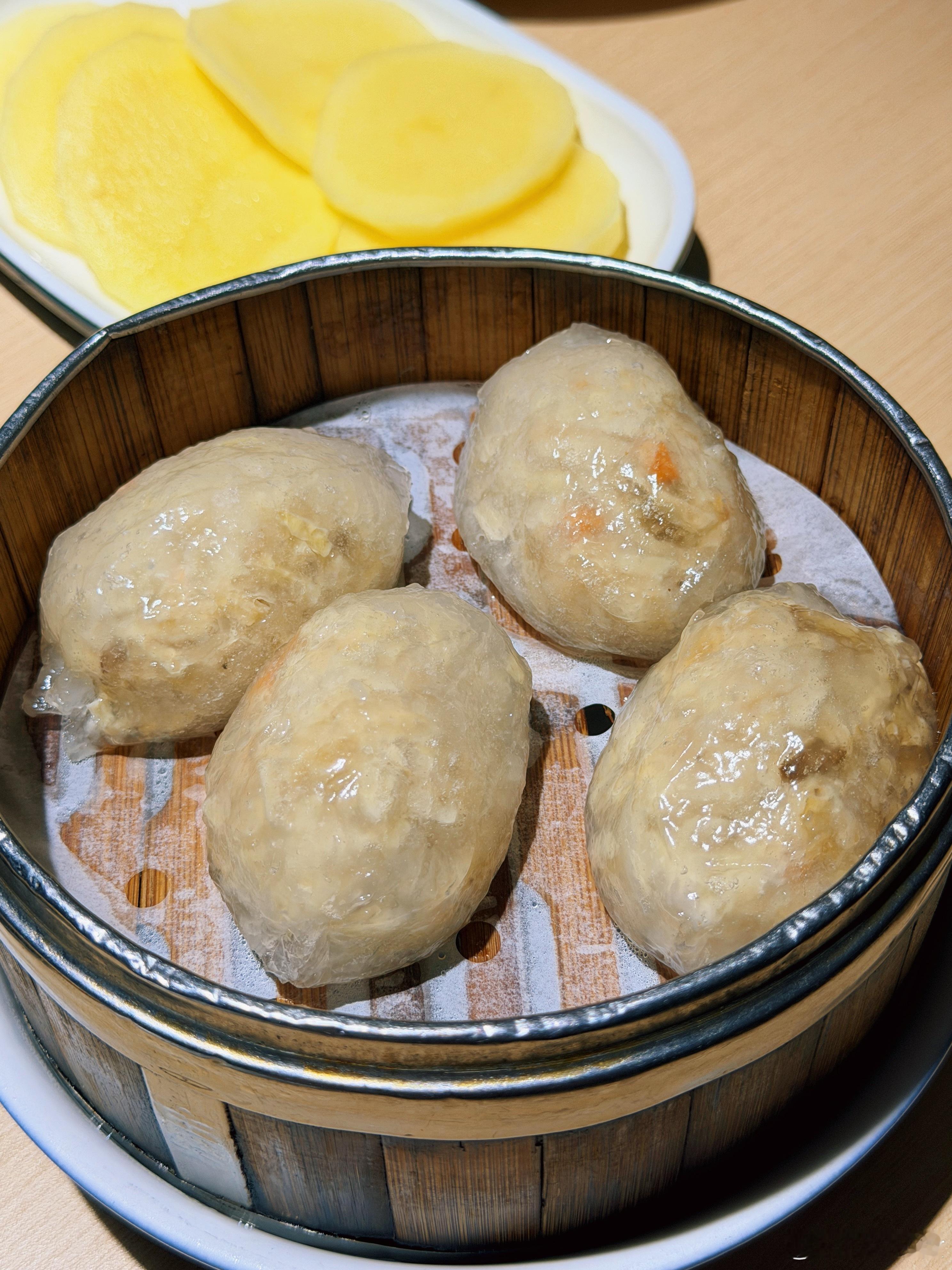 吃了嘛大家😋来吃教练推荐的牛肉火锅了确实比我之前吃的好吃点主要这家生意也太好了