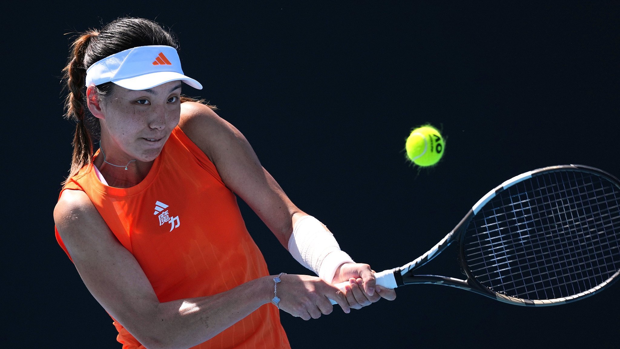 《学会对网球“分神”的王欣瑜打出了更好的网球》文/张奔斗年初奥克兰站打入决赛，转