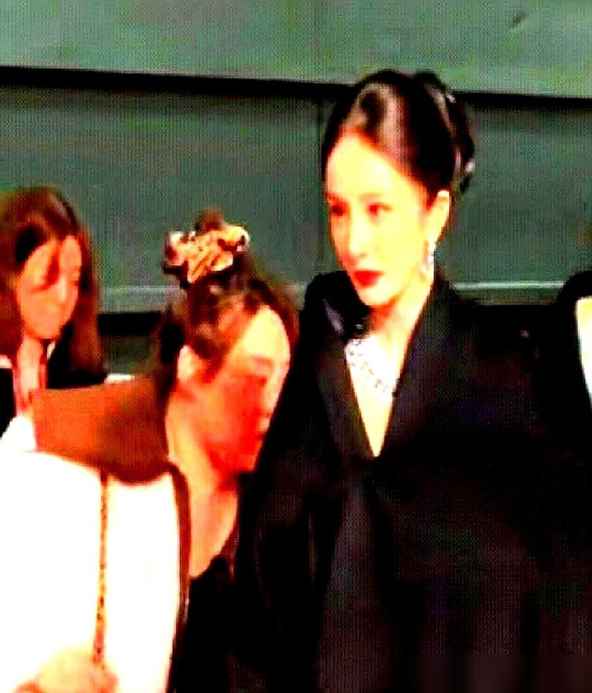 零下5度的红毯，有人瞥了一眼，有人挪了一步。
杨幂第三次拿到微博Queen，风