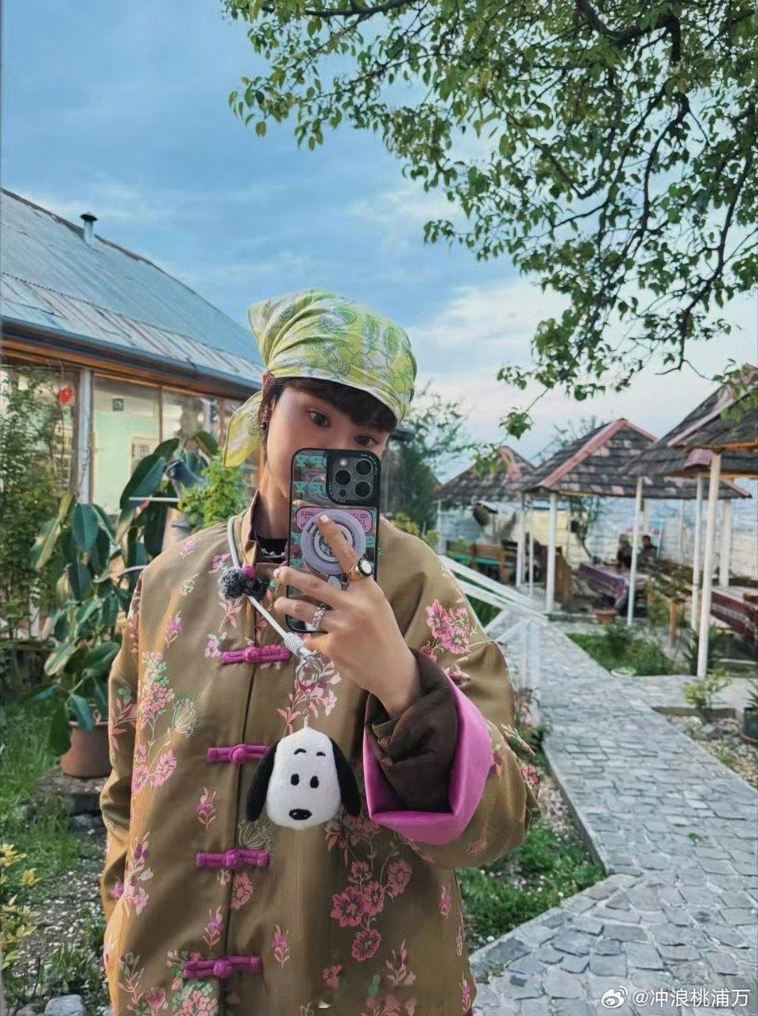 郁可唯[超话]谁能收走郁可唯的头巾 姐妹不打烊阿塞拜疆路透 别人比才艺，郁可唯比