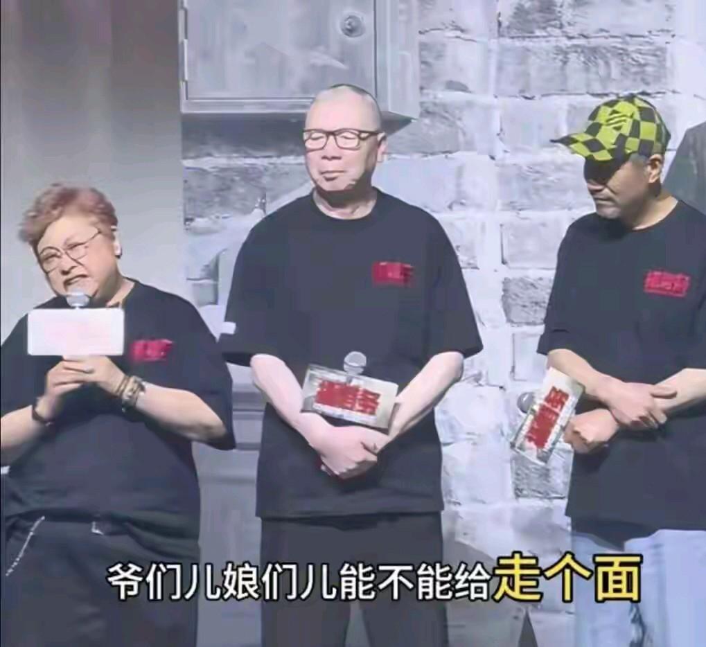 韩红走个面事件再次升级啊，韩红受到了非常大的质疑和影响，都要退出公益事业了啊，一