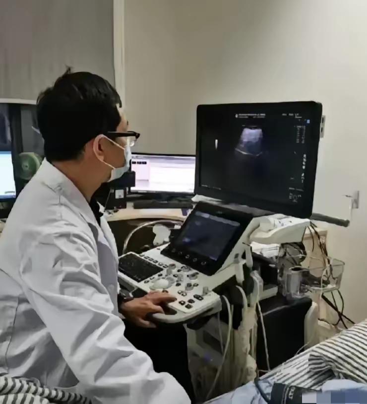 这个医生火了。湖南长沙一55岁男子在医院被诊断出肝癌晚期，情况危急。妻子毫不犹豫