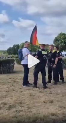 现在的德国，真的很抽象。

上次点评了一条新闻，一名德国女士在街头高喊“自由巴勒
