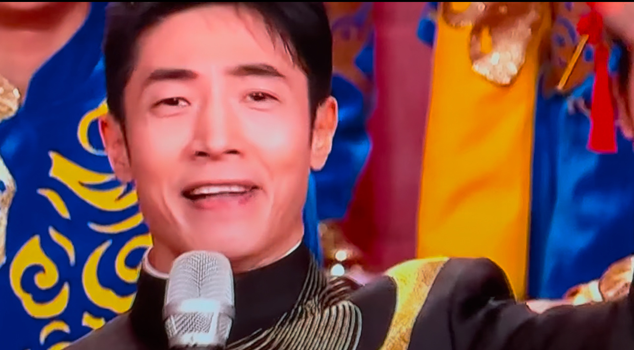 春晚   春晚大赏 撒贝宁今晚的眉毛好浓呀  