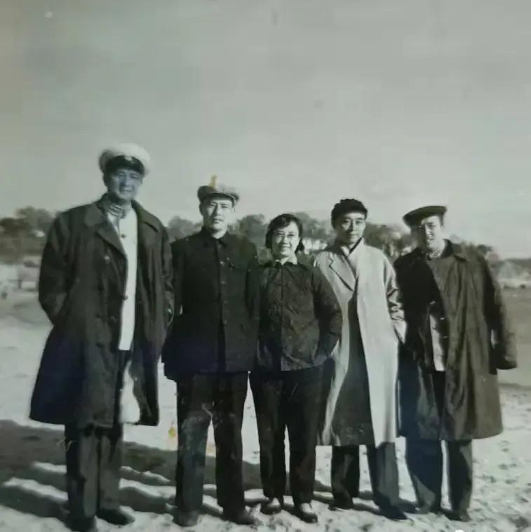 未完成的赵丹谢芳版电影《第二个春天》
几张剧组的工作照
图一那个女的不知是谁？我