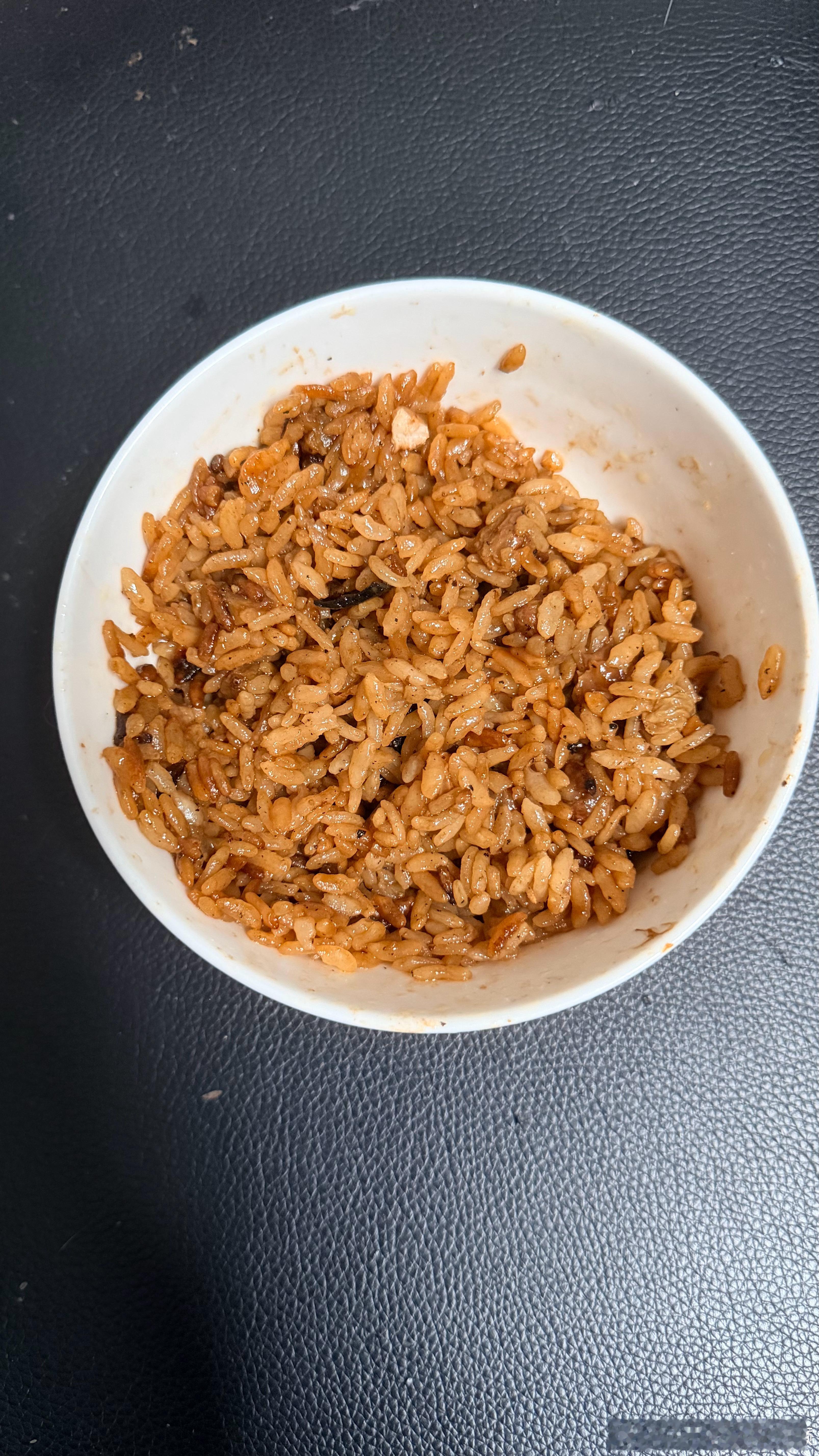 第一次做抓饭 水没掌握好糊的太彻底 一口没法吃哎