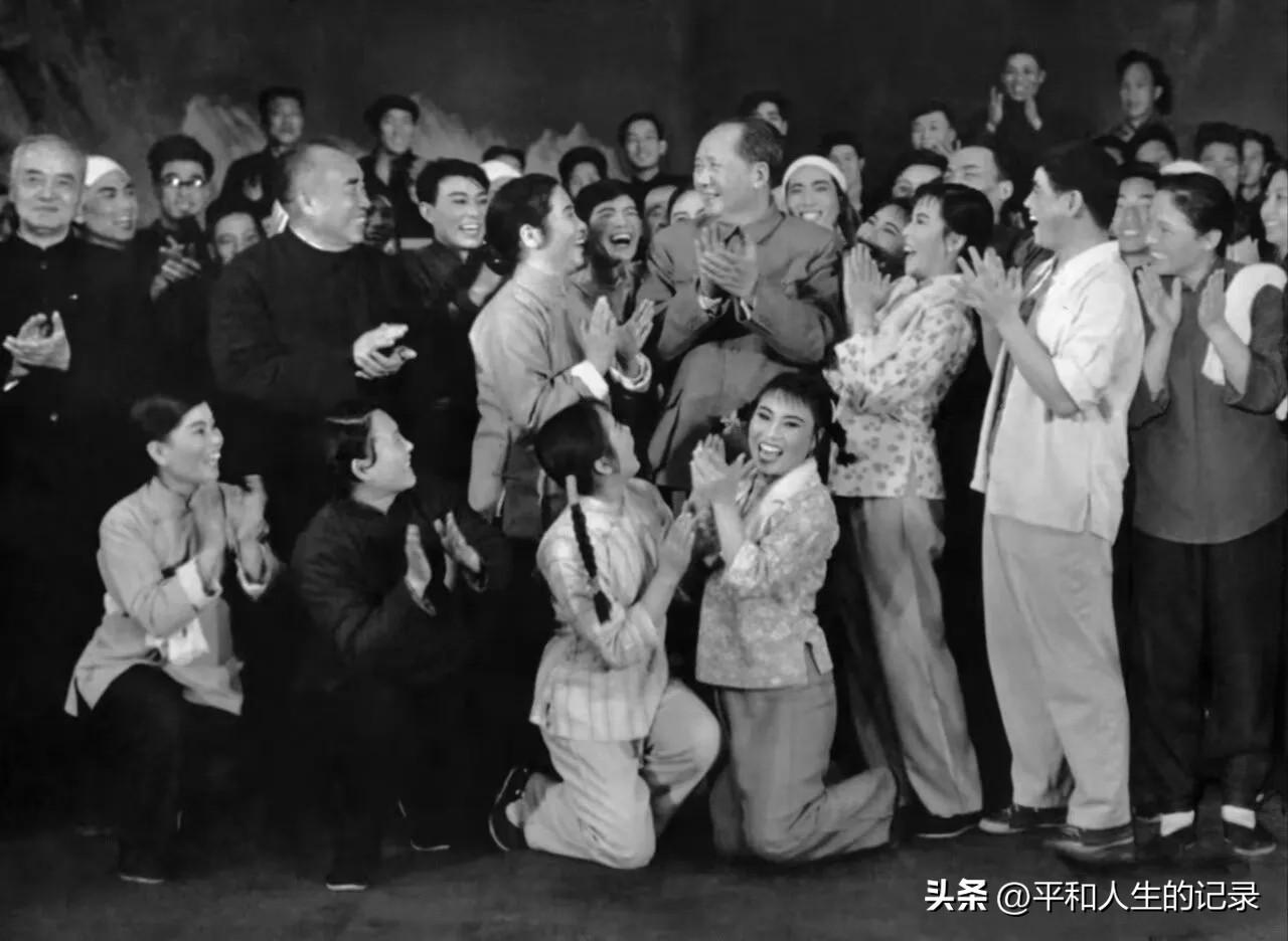 1964年元旦，毛主席在中南海观看豫剧《朝阳沟》演出结束后，登台接见河南豫剧院三