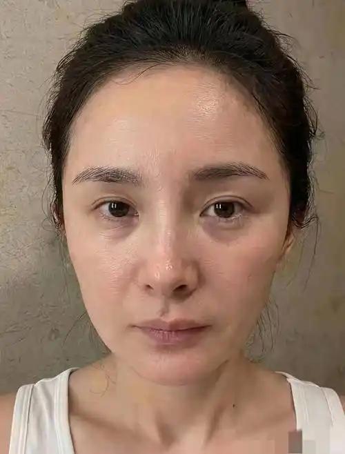 39岁杨幂素颜照，杨幂和刘恺威结婚五年，离婚七年，离婚后杨幂一心投入事业中，拍《