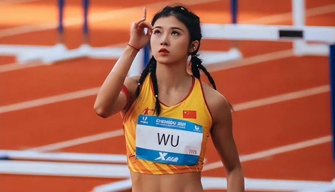 队友：哟，今天不走全妆女王路线了？红唇呢、亮片呢，合着全落酒店了？

吴艳妮：别