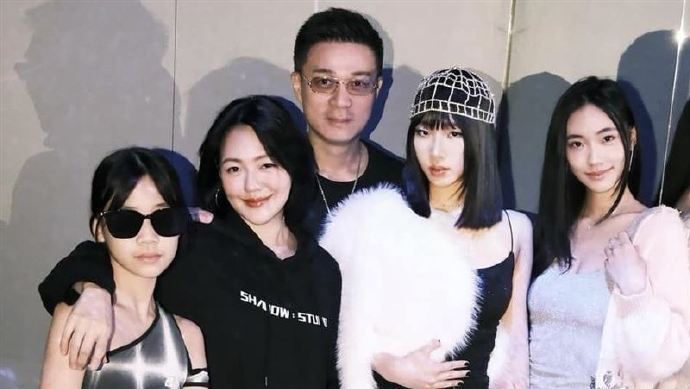 友人称小s今年复工无望 据台媒，小 S 友人透露，自失去大 S 后小 S 陷入迷