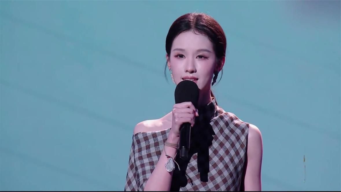 不愧是名校学霸，陈都灵台上演讲，出口成章太有才！丨微博之夜