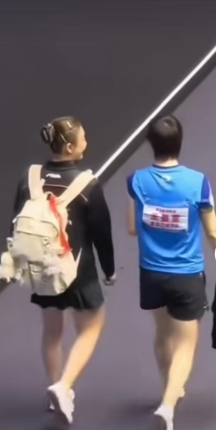 这个画面
像极了
两个人刚赢了双打

有说有笑
边走边复盘

陈梦和曼昱的双打