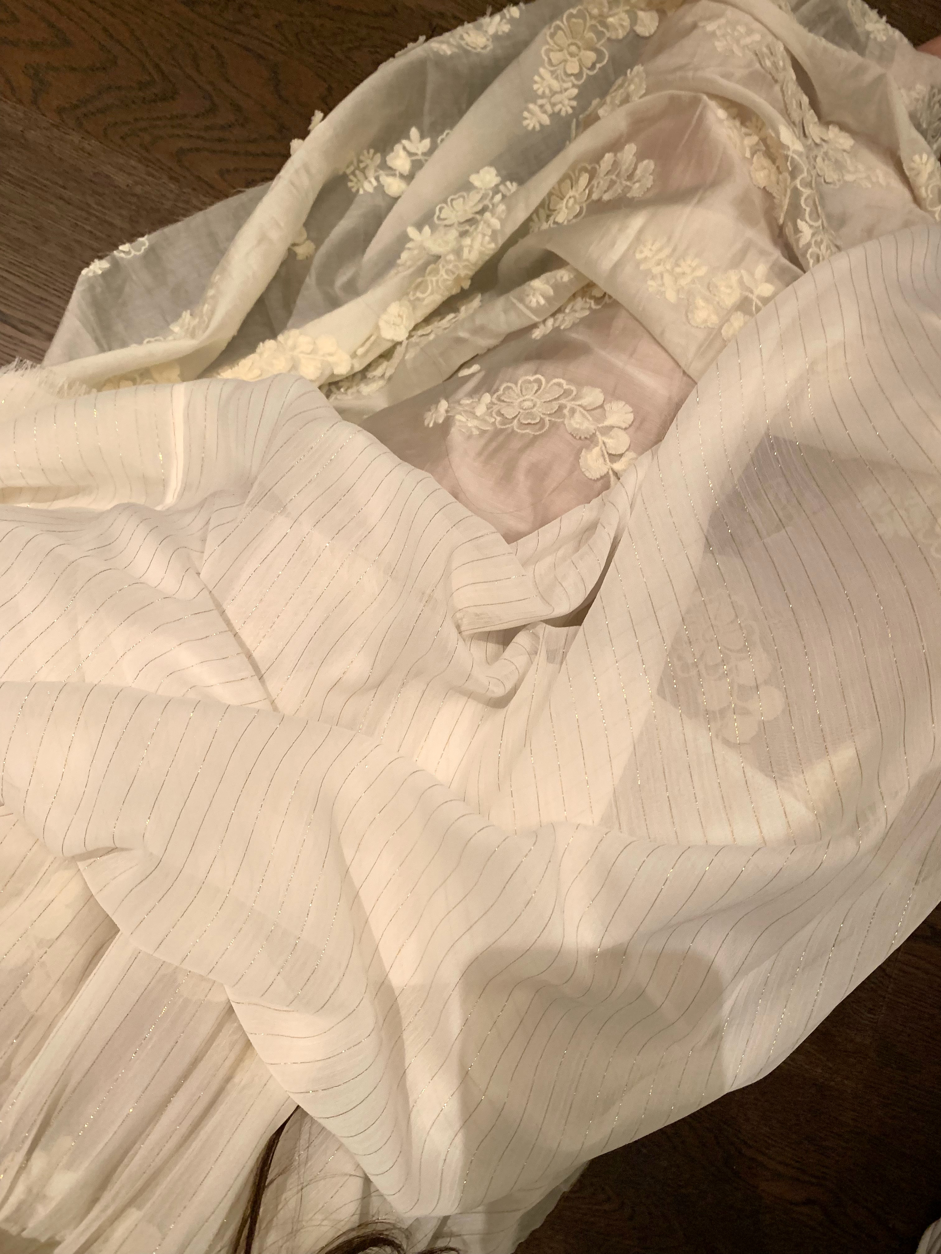 拍照还是日常穿都很美的 面料非常轻薄双层设计每一层都很重工金线暗纹+立体花卉刺绣