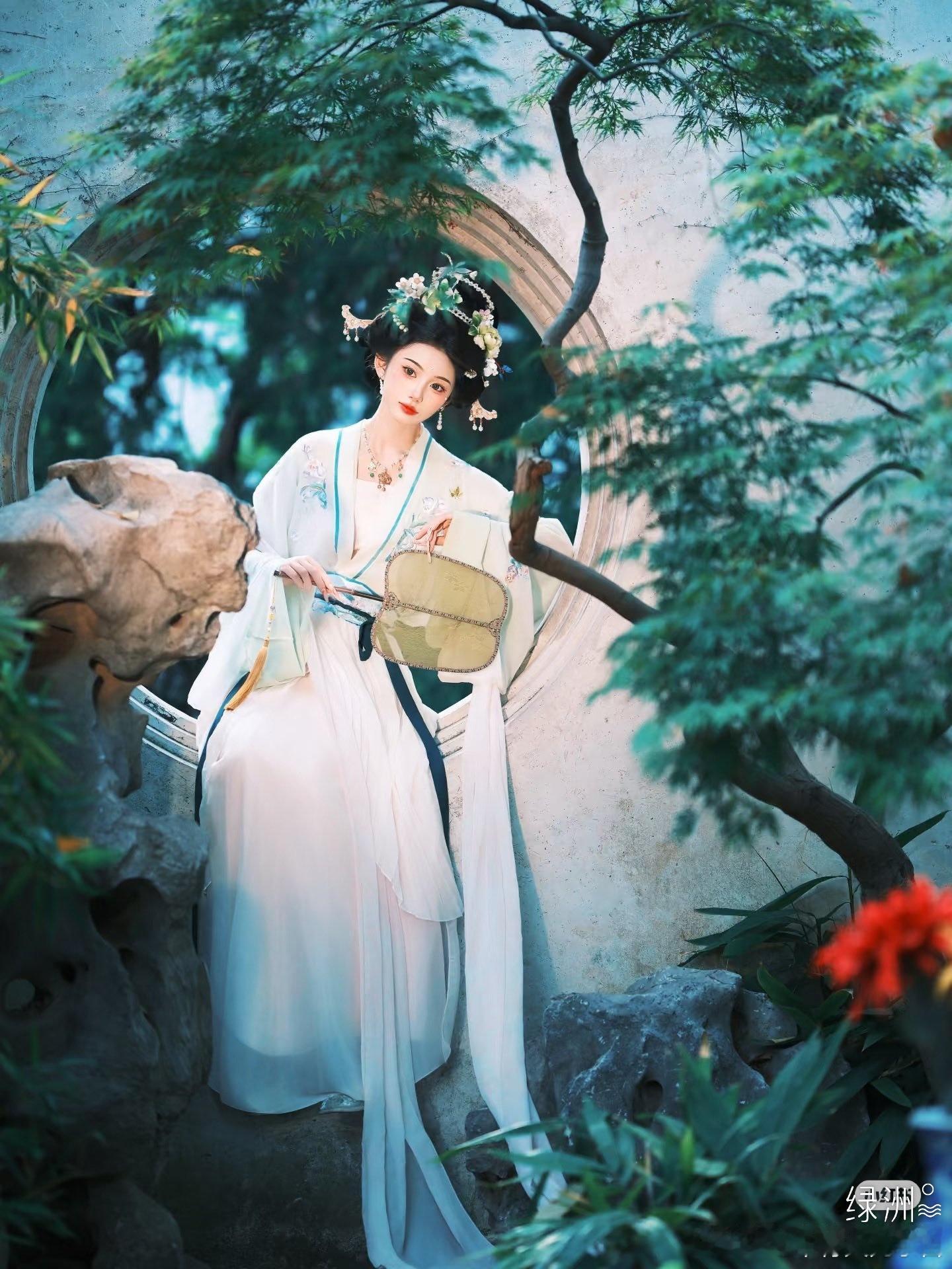倩女思春 幽庭藏秀影，翠叶绕圆窗。静握团扇坐，清风入素裳。 绿洲