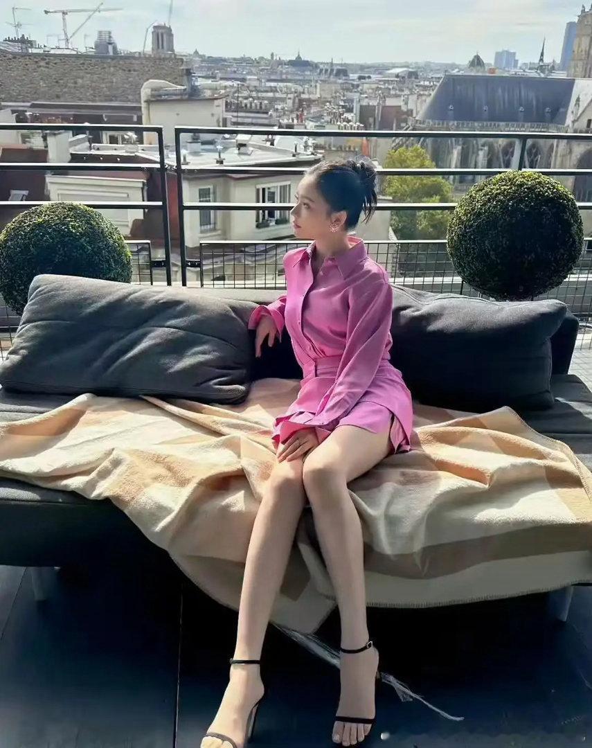 林允这双逆天长腿简直绝了，高跟鞋超短裙也太惊艳了吧！ 