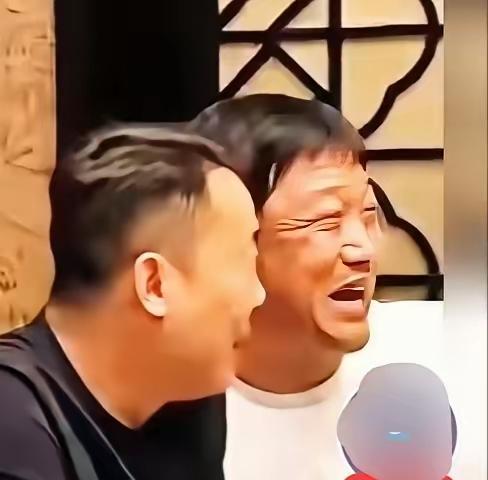 偷拍的人找到了
不是朋友的朋友
据说是给贾冰聊天，这人悄悄把手机藏桌下录完全程，