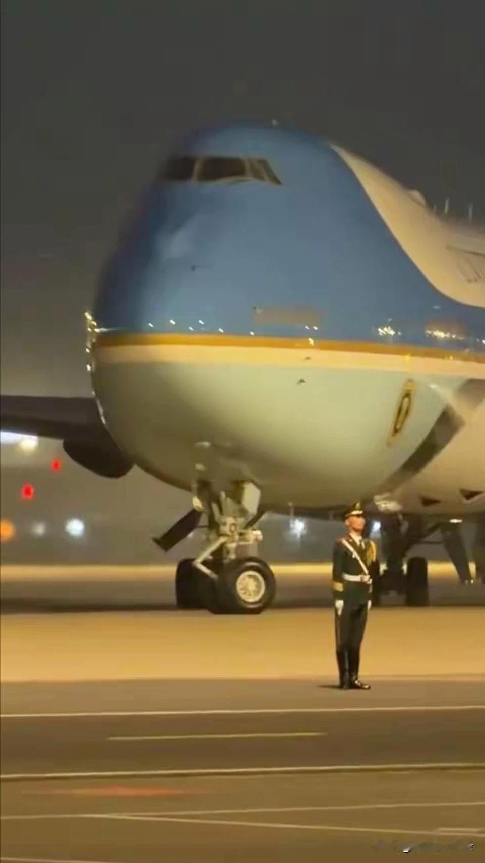 特朗普盛赞！空军一号轰鸣5秒纹丝不动，美军拿什么和中国军人比。

2026年5月