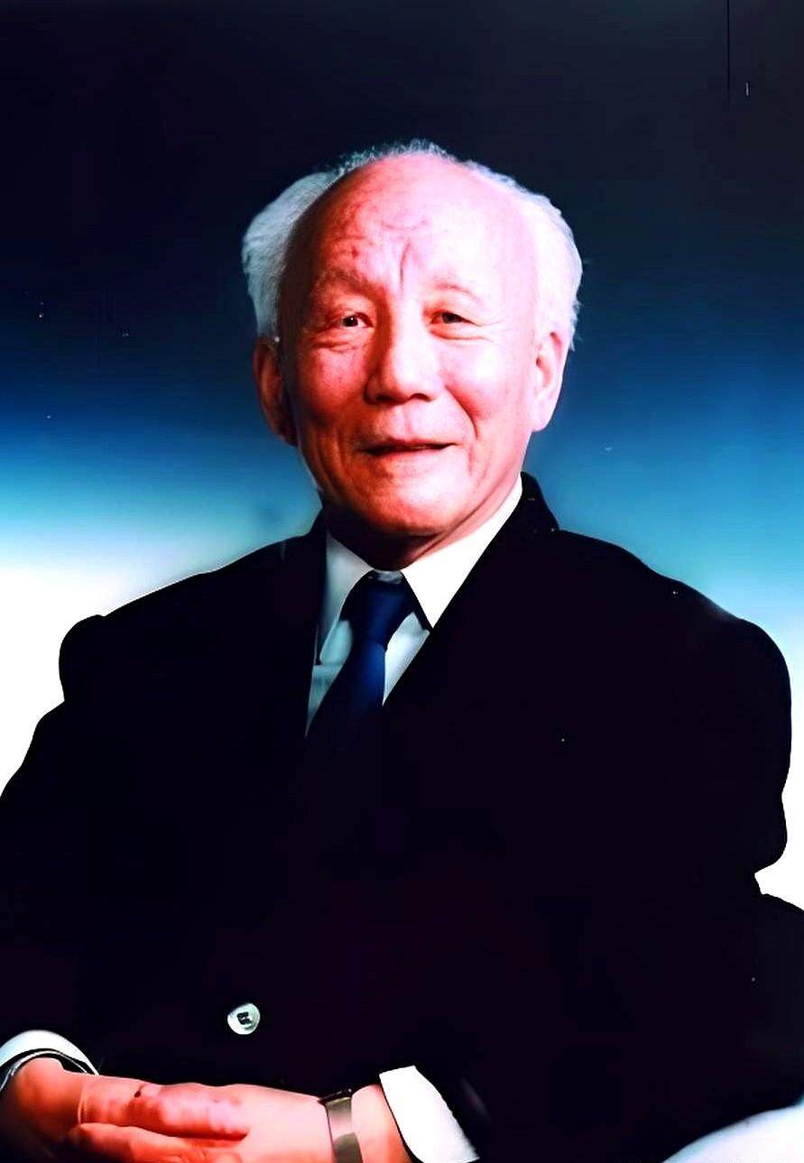 著名工程力学家、教育家，中国科学院院士
他本可以在国外过安稳优渥的日子，却选择奔