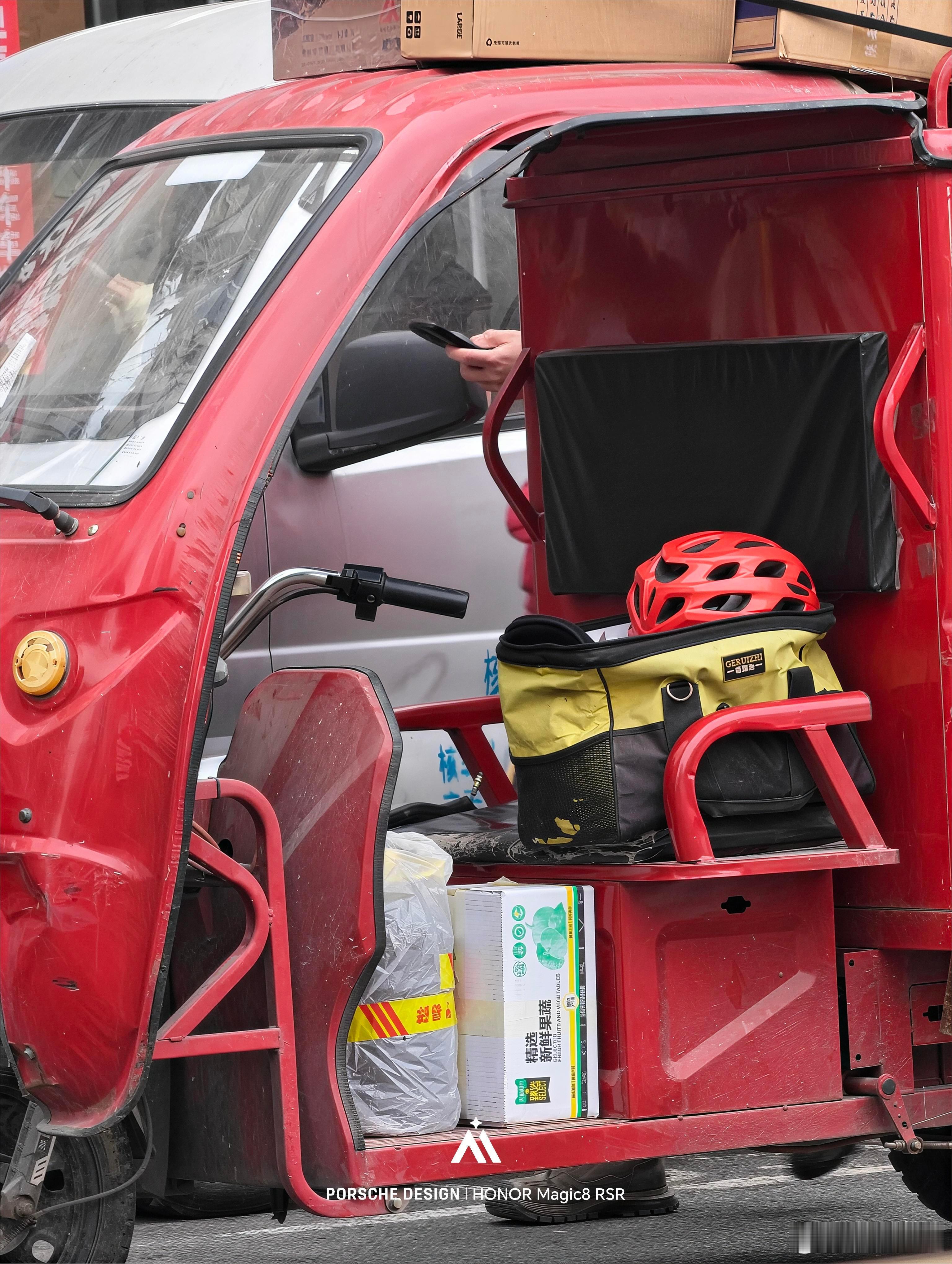 投诉完京东物流，安全帽配备了搞笑的是放到座位上不戴ps 干京东又有素材了 