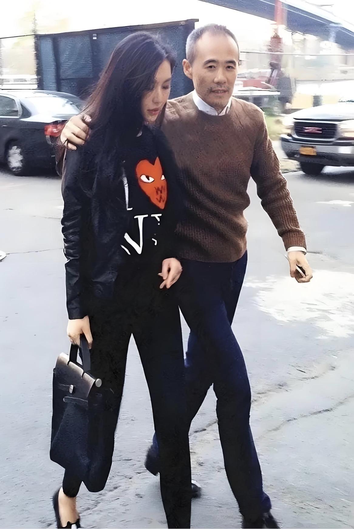 早期，王石与田朴珺的一张合影，王石搂着田朴珺的肩膀，走在大街上的画面。

约20