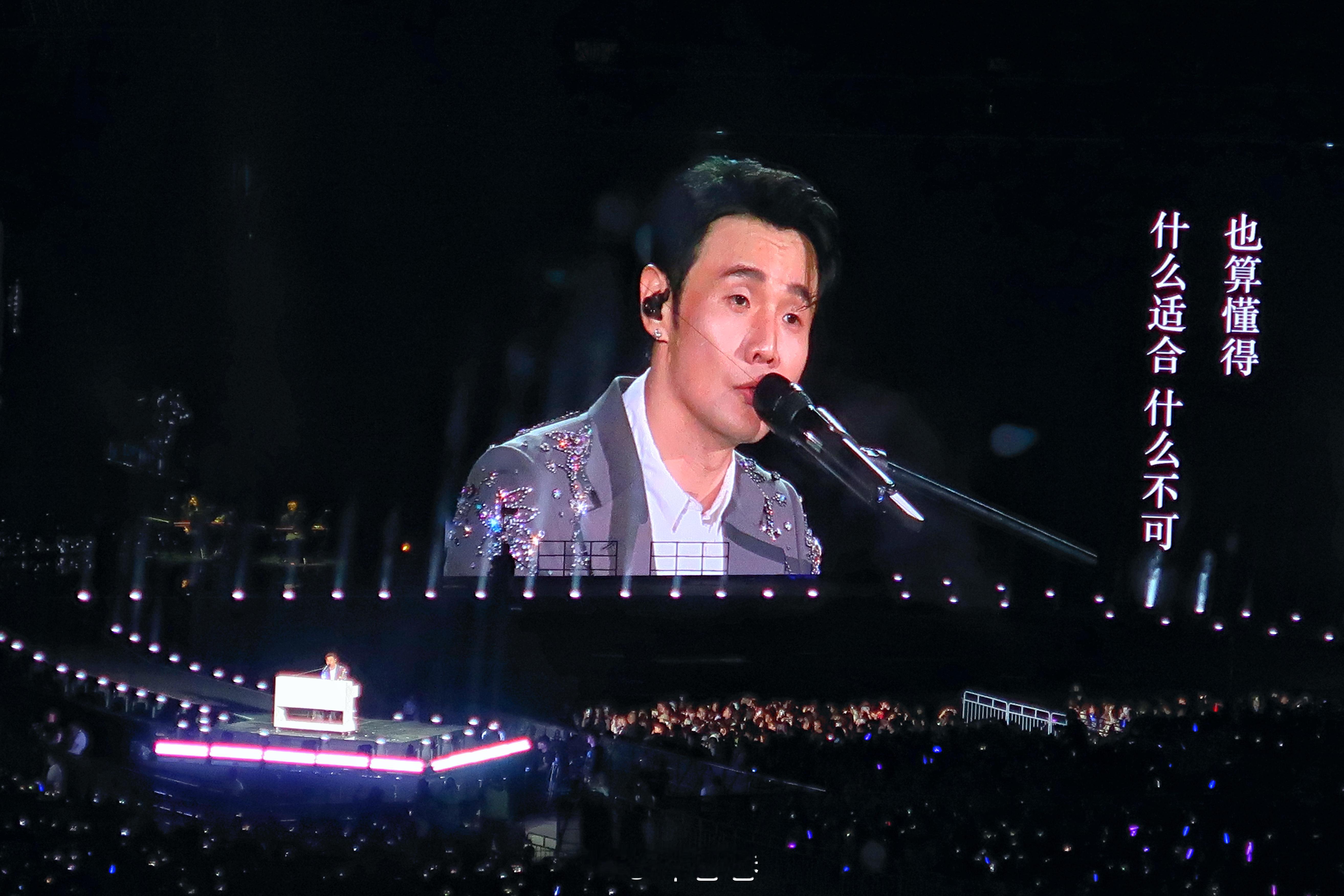 🎤记录昨晚的演唱会李荣浩也太多才多艺了吧！！#卷卷的碎片#  ​​​