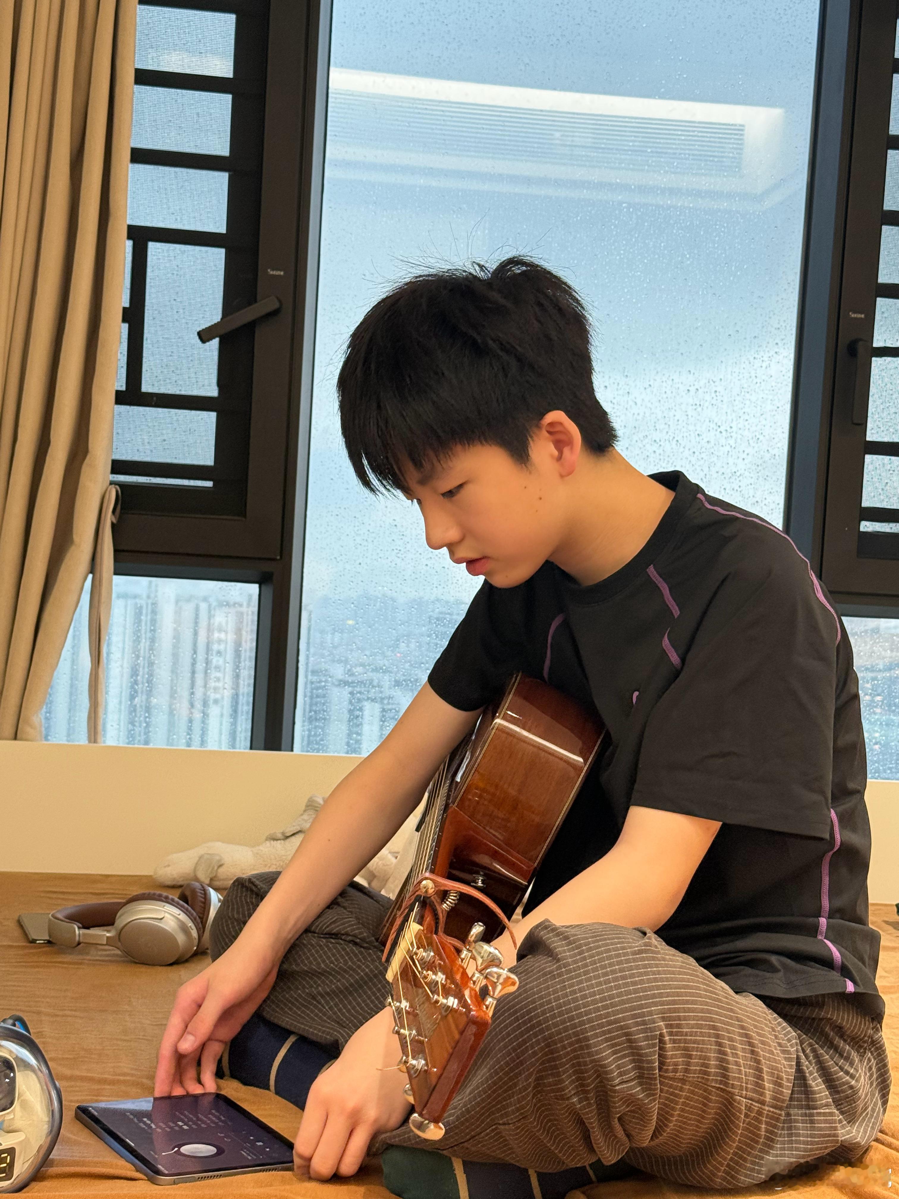 外面在下雨，在家听专场演出了美妙～ 