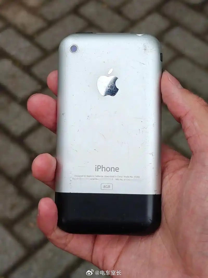 见过这个玩意的朋友应该不多吧？初代iPhone，2007年1月发布，2027年就