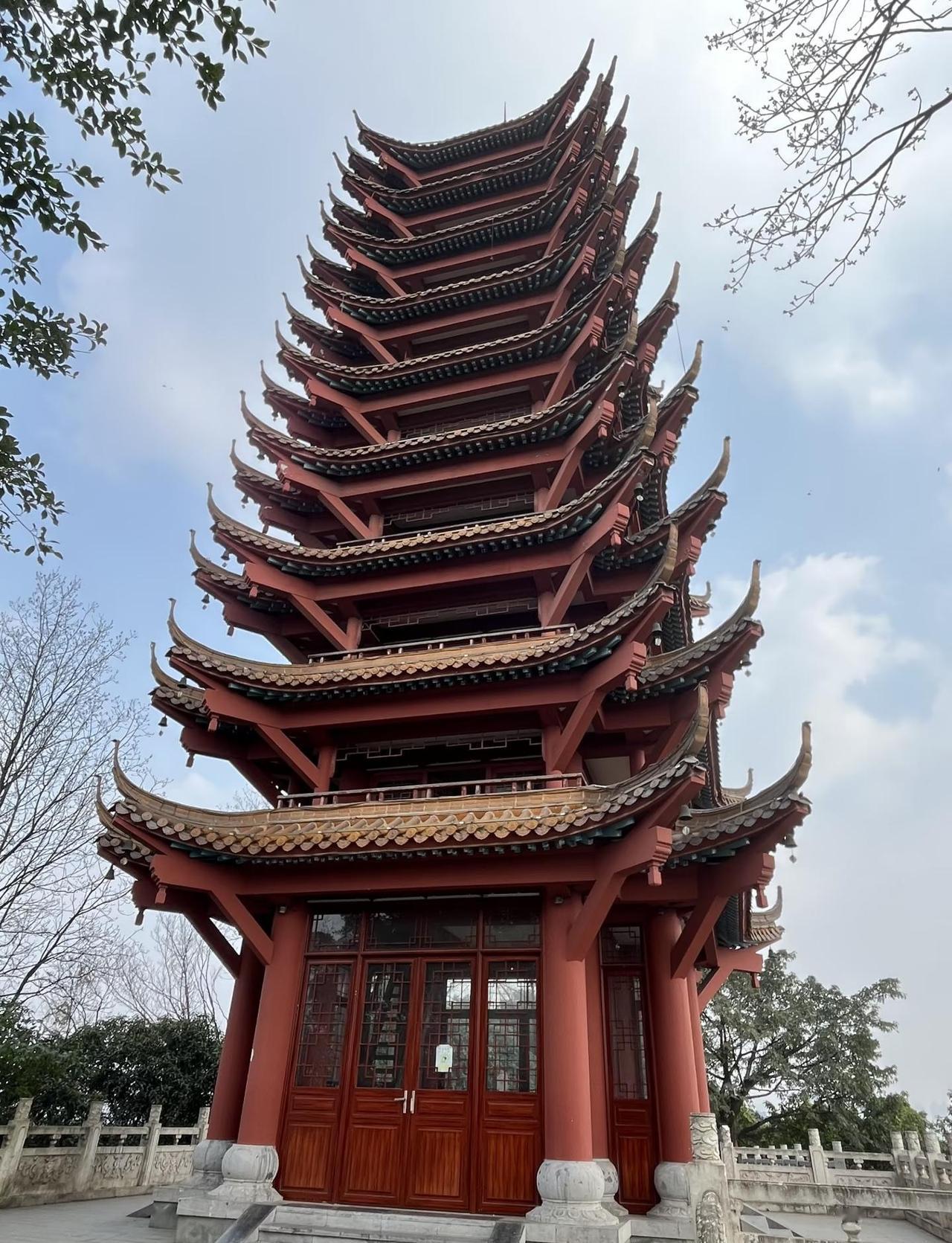 阳光正好，适合上照母山徒步
照母山
横在两江新区中部的一条东西走向小山脉
把主城