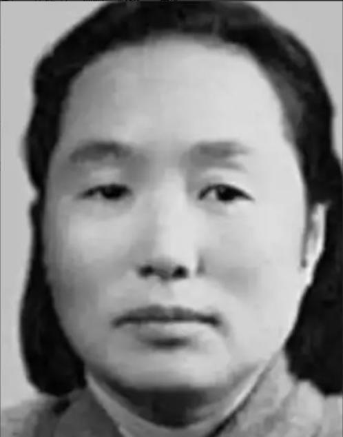 1937年，地主王学文发现一20岁女兵躺在家门口，见四下无人，他一下将女兵扛到了
