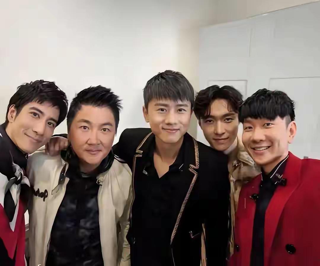 真的没想到，张杰这些年也是够努力的！人脉竟然这么广！都是大咖级别的角色啊！