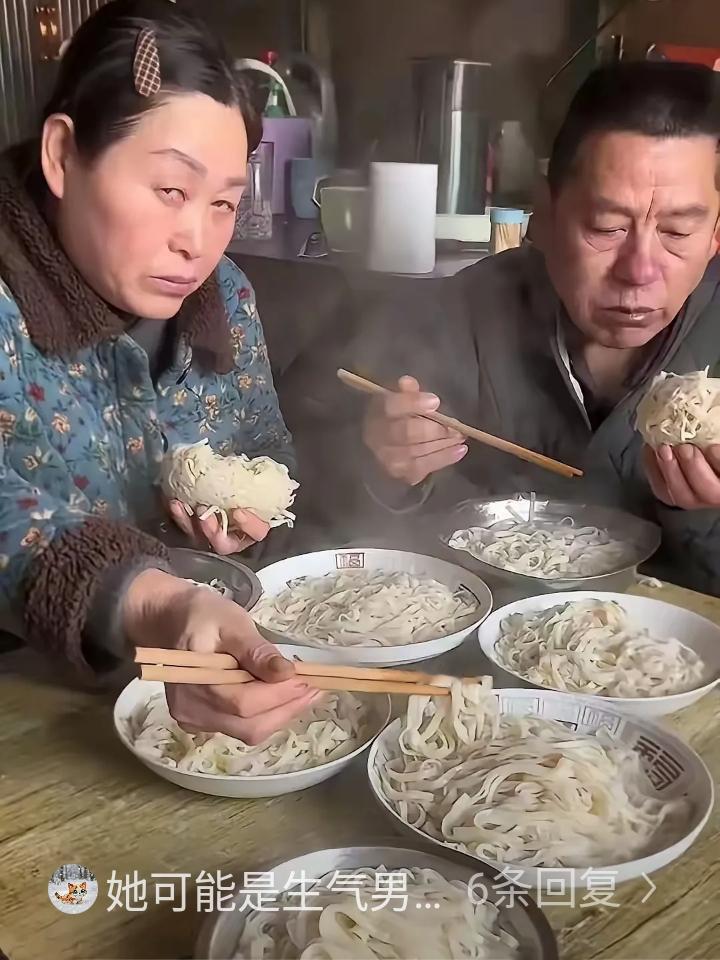 遇到这样的老婆怎么办？今儿算是开眼了！一桌子摆着六碗捞面条，白花花的连点油星子都