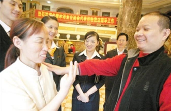 重庆一个亿万富豪名叫郭家富，曾花6000多万给员工们买房子，送员工十几辆保时捷，
