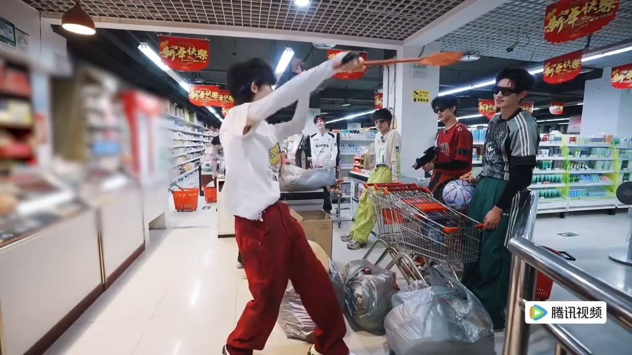 苏新皓发掘蚊拍的多种可能性，羽毛球、节拍器、舞蹈道具、驱蚊工具一键切换，擅长给自