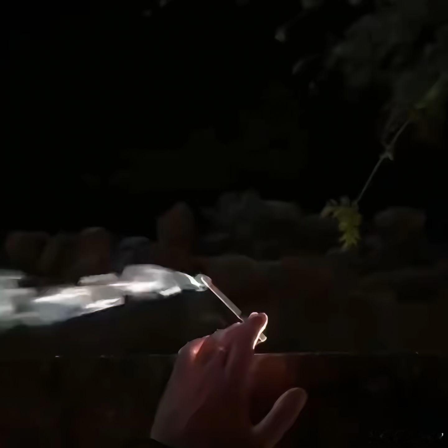 一个人坐了好久，想了好多事，低下头眼泪下来了。真真切切体会到生活的无力感，就好像