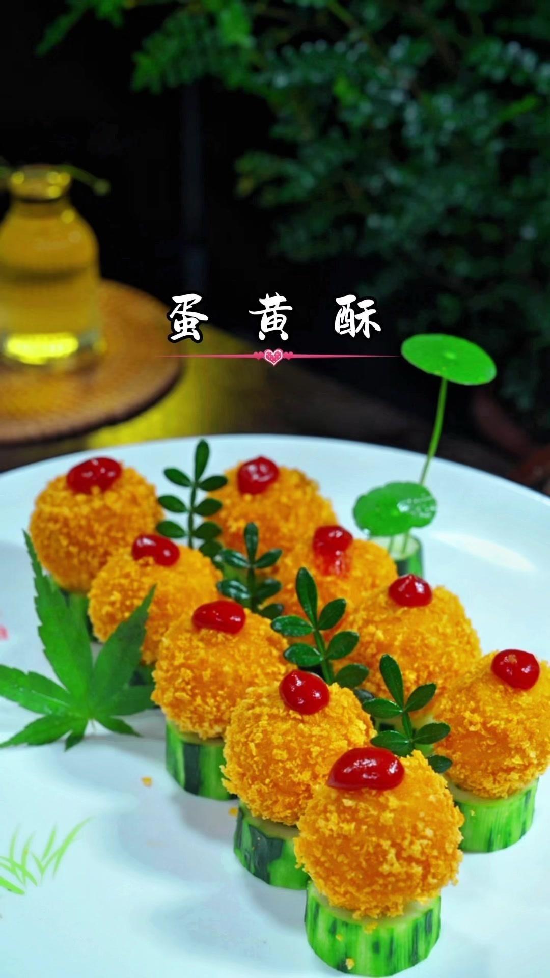 🍰潮汕名小吃蛋黄酥，看一遍就会！🥚步骤：
1️⃣生的咸鸭蛋敲入盆里，清水洗净