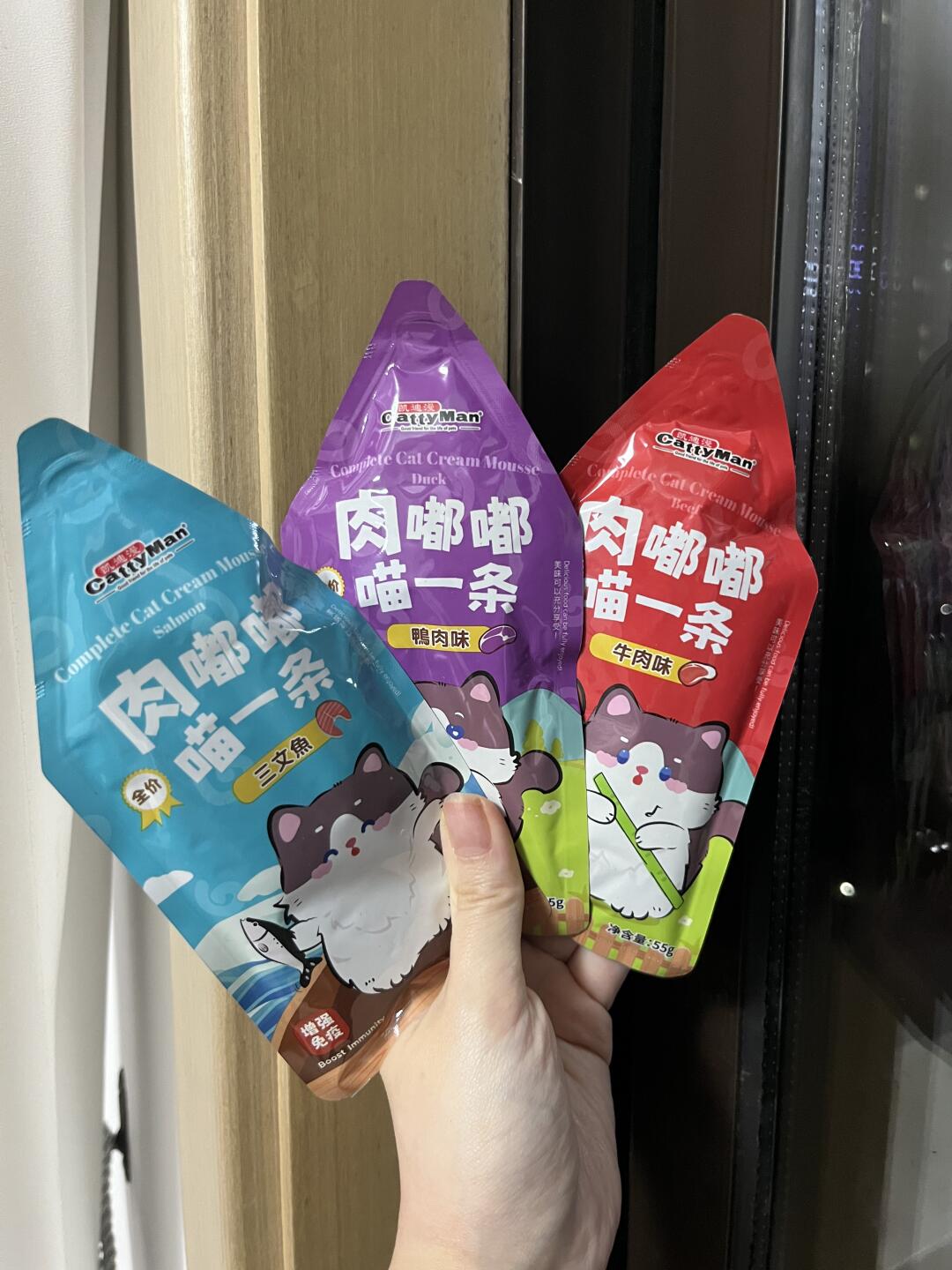 👍🐱主子爱不释口的舔舔主食条来啦！🌟