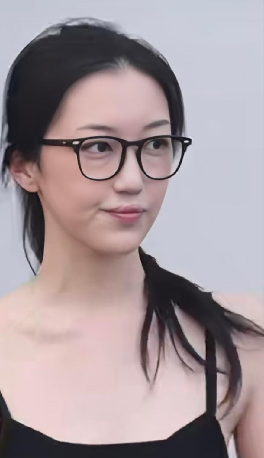 李嫣父母虽然是巨星，但是也真的很爱她，网友说：“还好她妈妈是王菲，爸爸是李亚鹏，