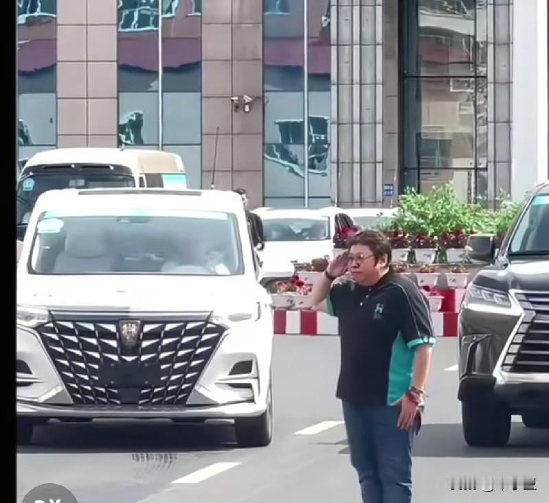 永远都在搞人设，不分场合总敬军礼，给自己脸上贴金！军礼就是提醒别人她当过兵，这是