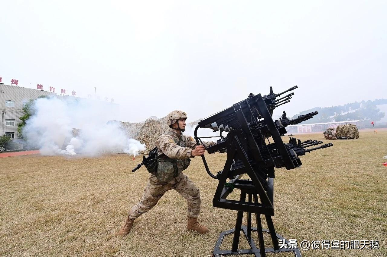 凶残！这要不是弹链供弹，换弹夹是份苦差事。 ​​​