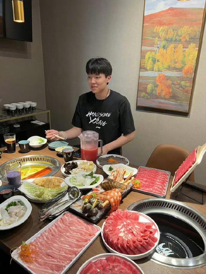 早啊，杨瀚森炫火锅[爱你][爱你] ​​​