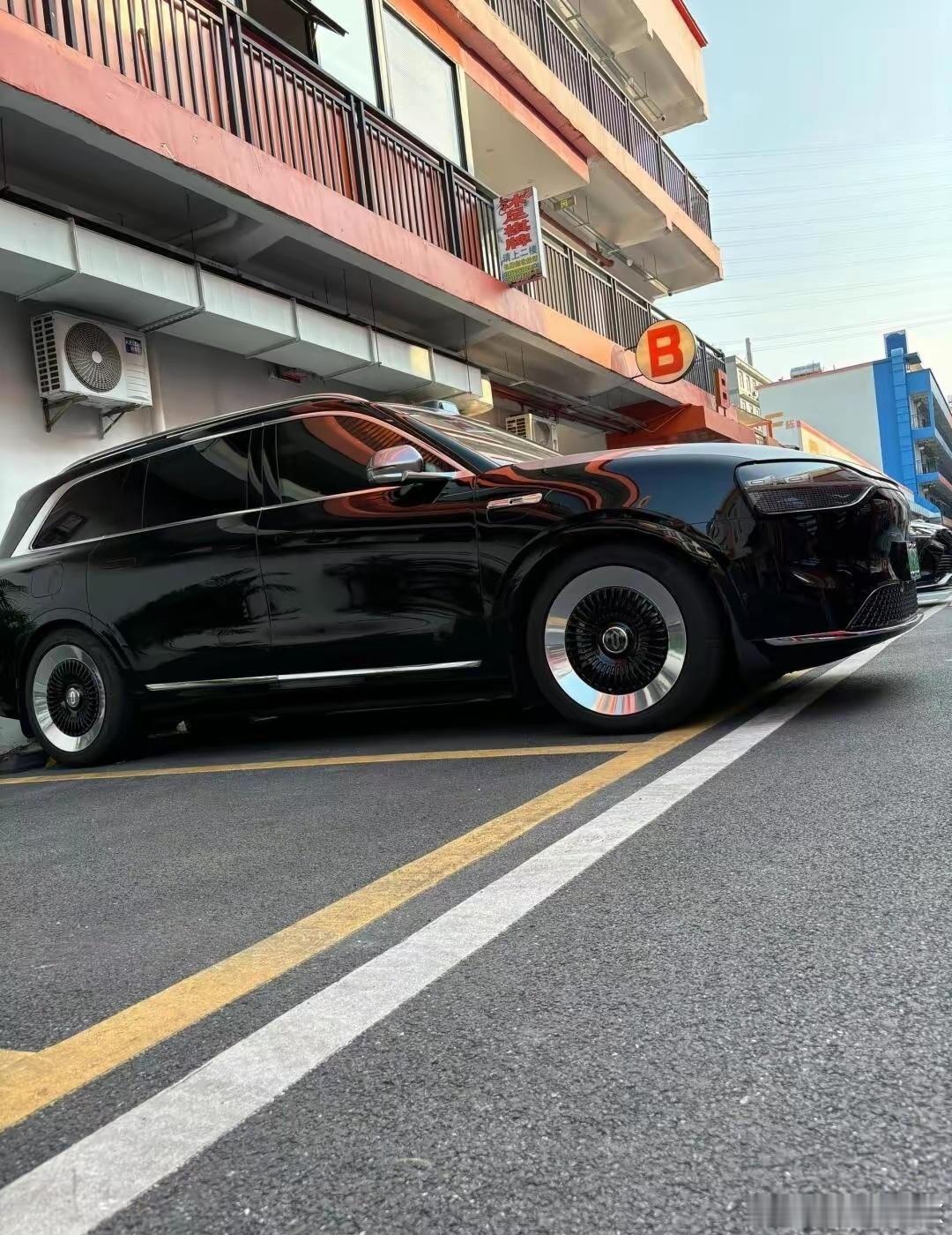 轮毂升级后的问界M9，豪华感，高级感进一步提升。 ​​​