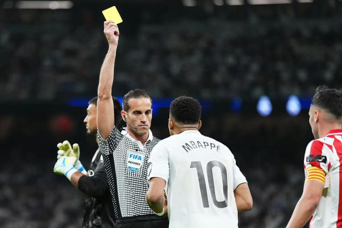 皇马1比1赫罗纳世体：尴尬！伯纳乌用最大音量播队歌，压制球迷对皇马的嘘声！据《世