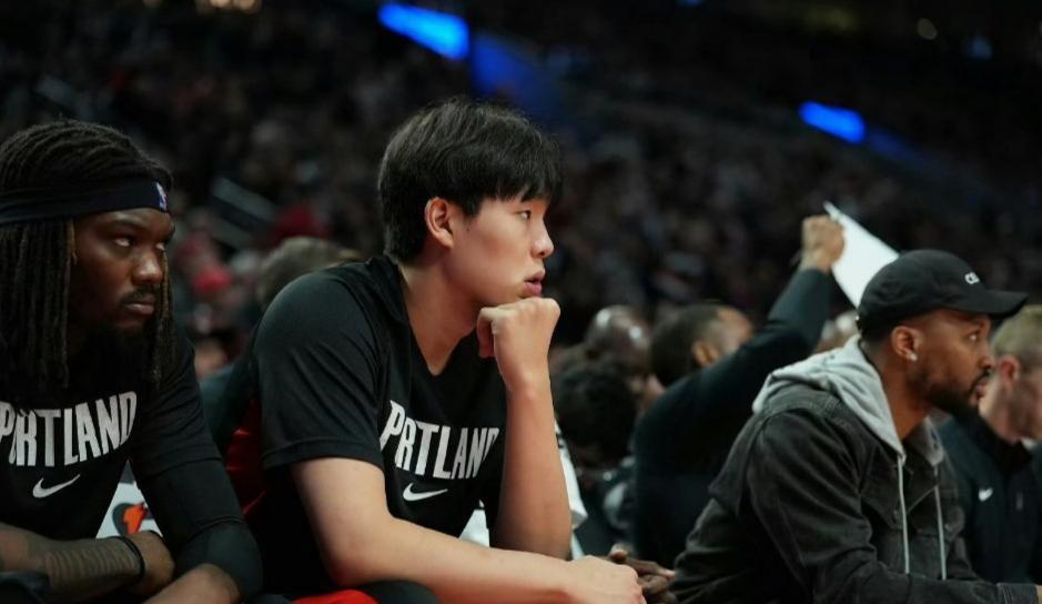 连续4场被DNP，小杨啊，不行咱就回来吧！
你自己看看嘛，开拓者的中锋们的轮换模