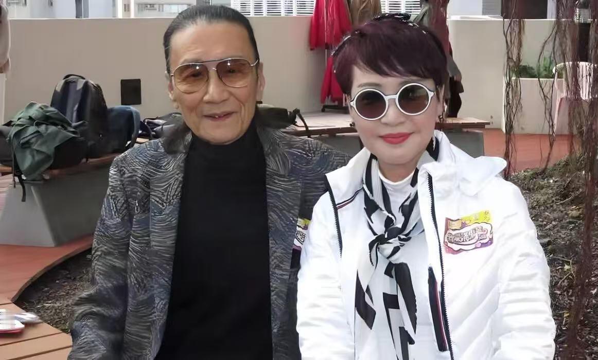 据说当年狄波拉改嫁时，回头看向谢贤：“四哥！我嫁了？！” 谢贤倒好：“快签字！不