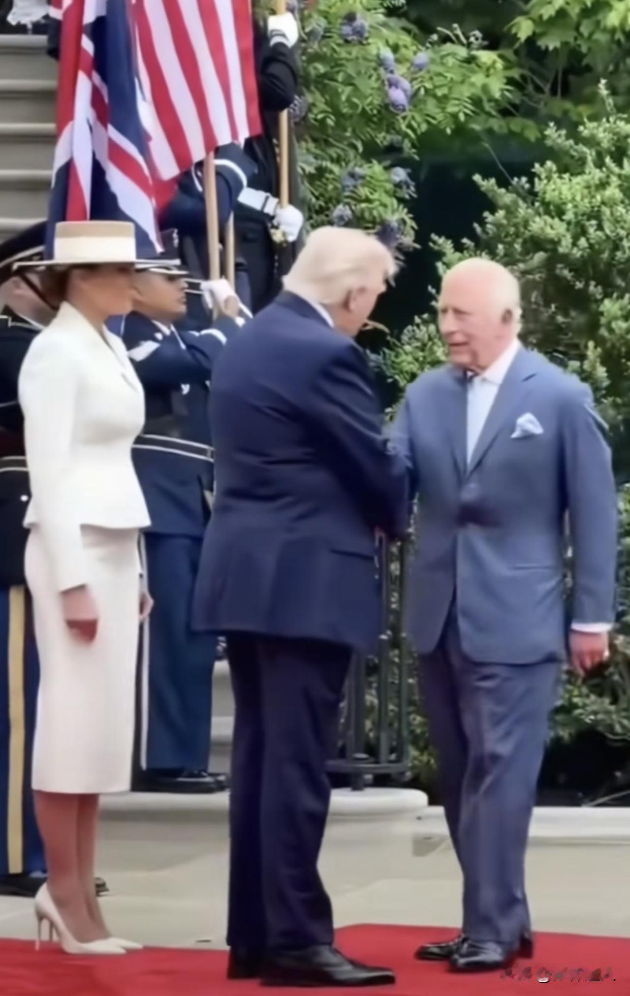新思维：英国国王给特朗普“送钟”

在白宫国宴上，英国国王查尔斯三世向特朗普赠送