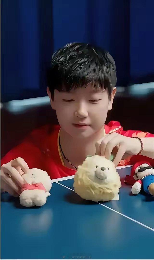 莎莎拿金牌，我就喜欢金牌。莎莎拿银牌，我就喜欢银牌。莎莎拿铜牌，我就喜欢铜牌。莎