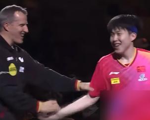 赢了德国队，他第一个冲向的却是德国队的教练席。
18分钟，3-0横扫。对手弗朗